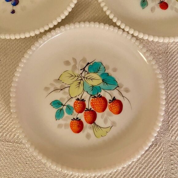 Vtg Set Of 3 WESTMORELAND Hobnail Edge Painted Milk Glass Plate Grapes & Berries - Picture 5 of 5